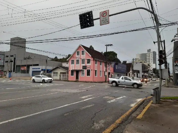 (VÍDEO) Semáforo intermitente causa confusão no cruzamento