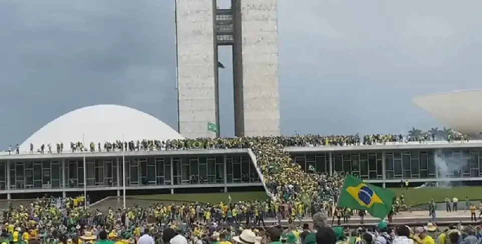 Catarinenses condenados pelo 8 de janeiro fogem do país