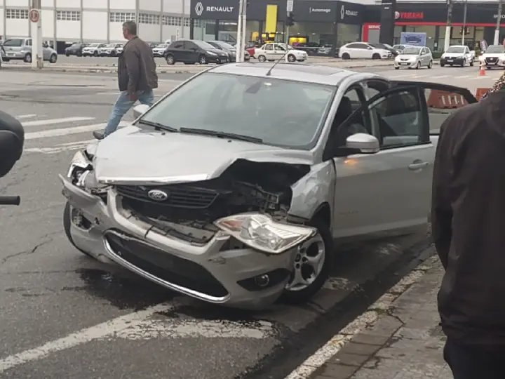 Três carros colidem no cruzamento do semáforo com problemas