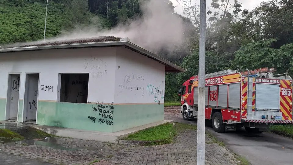 (VÍDEO) Início de incêndio atinge espaço na Praça do Paquetá
