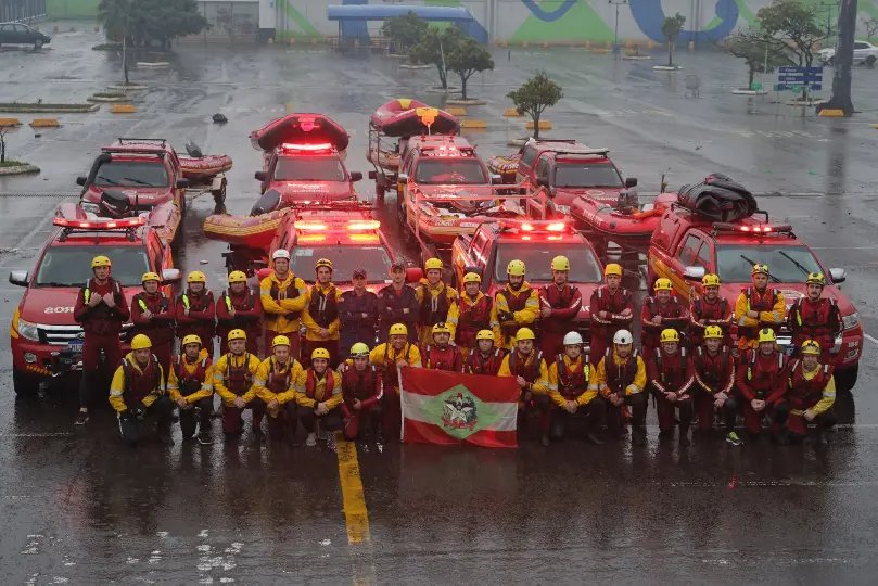 Bombeiros de SC revezam no socorro ao RS