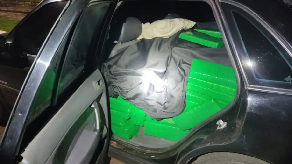 Polícia intercepta carro com mais de 680 kg de maconha