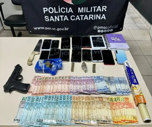 PM prende casal de traficantes com drogas e simulacro