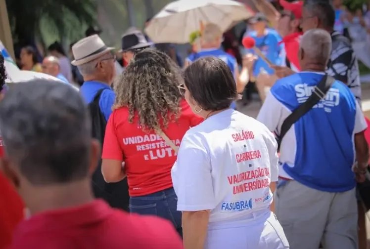 Governo propõe aumento salarial a professores, mas não em 2024