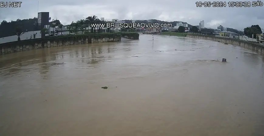 Rio Itajaí-Mirim pode atingir seis metros nessa tarde de sábado