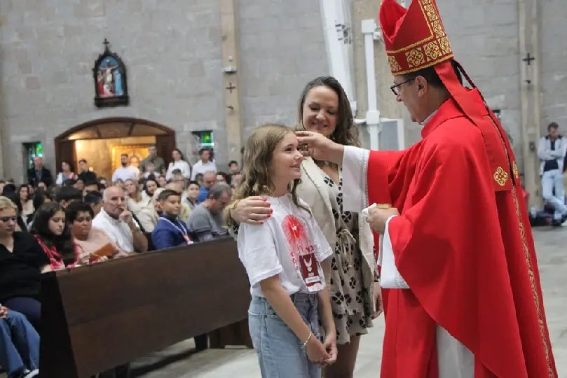 Jovens recebem o sacramento da Crisma na Paróquia São Luís Gonzaga