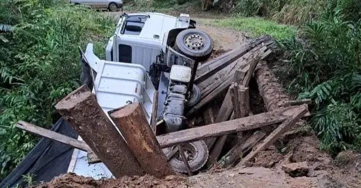 Ponte quebra e causa queda de caminhão caçamba da prefeitura