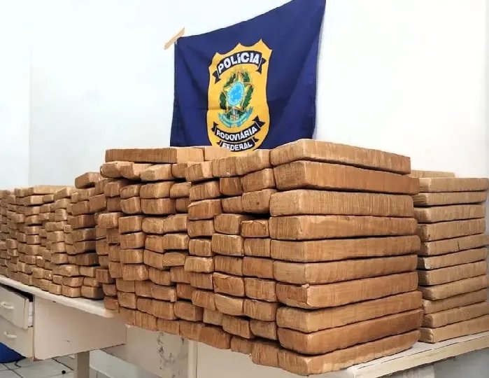 Fugindo, motorista bate carro e é preso com maconha