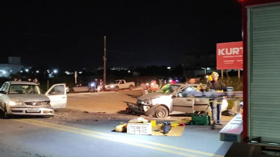 Duas pessoas ficam feridas em batida entre dois carros