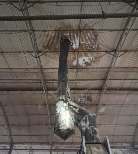 Funcionários apagam incêndio antes da chegada dos bombeiros