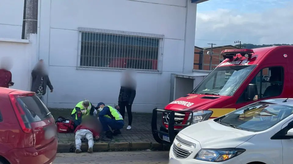 Morador de rua xinga e apanha na saída do banco em Brusque