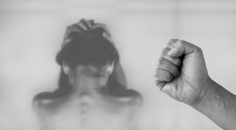 Marido bate na esposa por suposto ciúmes, no Azambuja