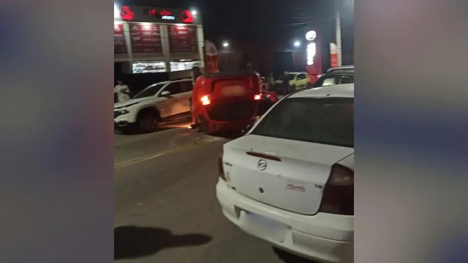 Trânsito fica lento após capotamento no Santa Terezinha