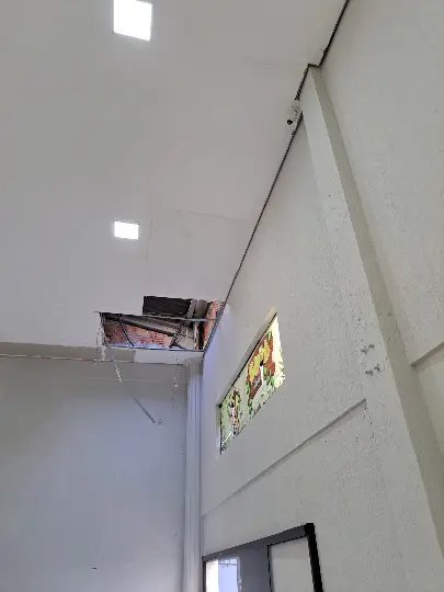 Idoso cai de oito metros de altura e fica gravemente ferido