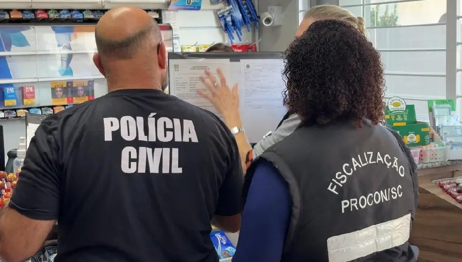 Polícia Civil e Procon fiscalizam postos de combustíveis em SC
