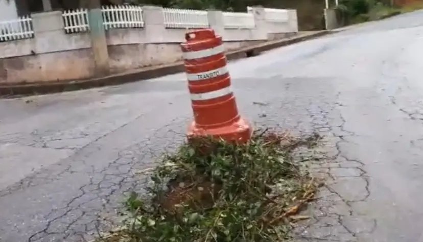 (VÍDEO) Buraco está aumentando e causando risco no Poço Fundo 