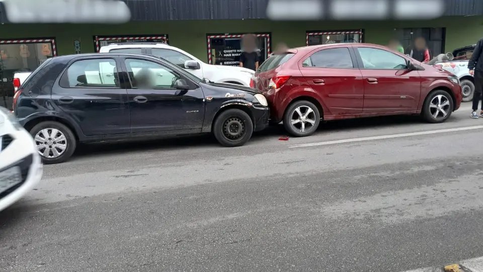 Acidente entre três carros é registrado no bairro São Luiz 