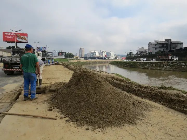Bocas de lobo da Beira Rio são foco de mutirão