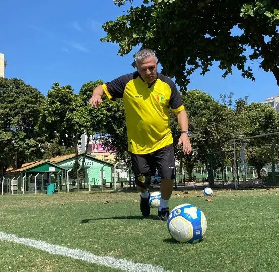 Luizinho tenta fazer com que time acerte o chute