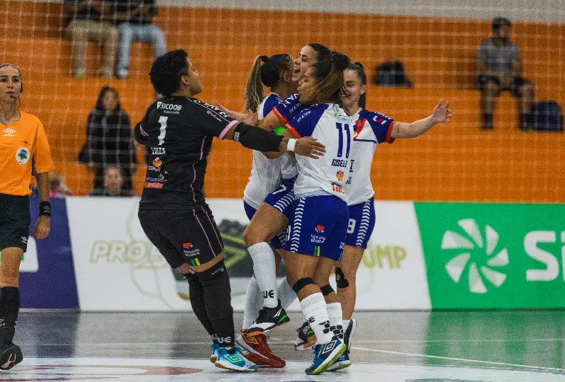 Barateiro aplica goleada em jogo da Liga Feminina de Futsal 