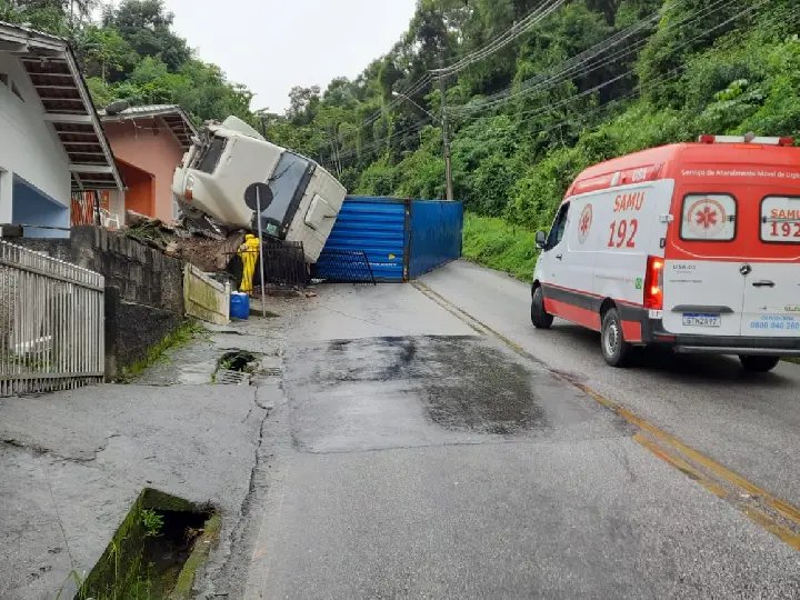 (URGENTE) Caminhão tomba no Centro de Brusque