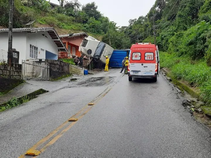 (VÍDEO) Motorista ficou na cabine por risco de choque elétrico