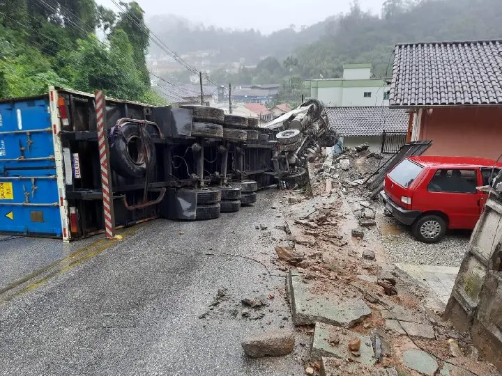 Rua Gustavo Halfpap deve ficar fechada até o fim de terça-feira