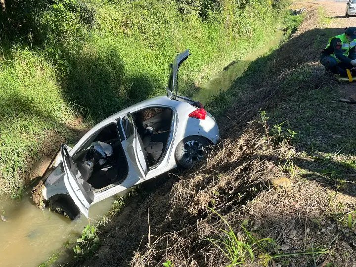 (VÍDEO) Condutora perde controle do volante e cai no riacho
