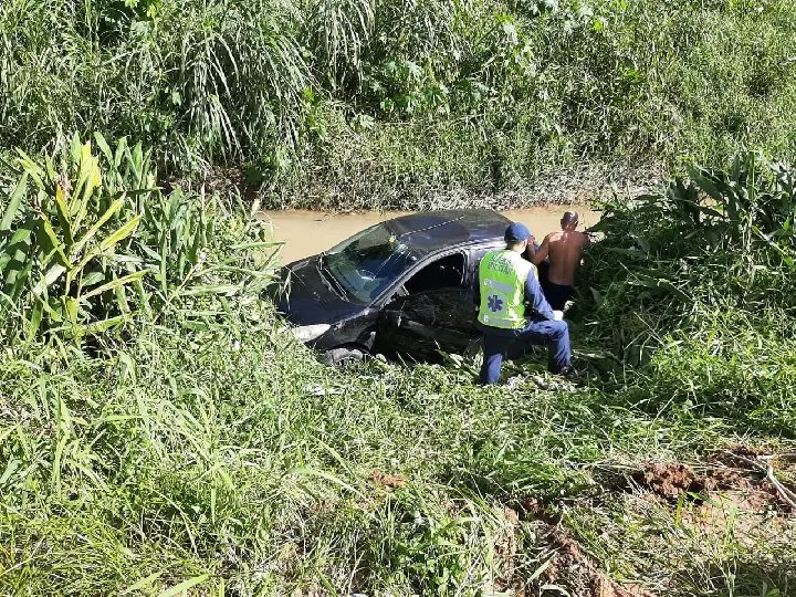 Mais um carro cai na vala em menos de uma hora