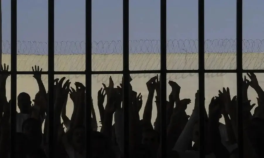Congresso derruba veto e volta a proibir as 'saidinhas' de presos