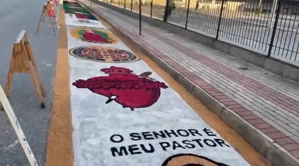 (VÍDEO) Confecção de tapetes marca Dia de Corpus Christi 