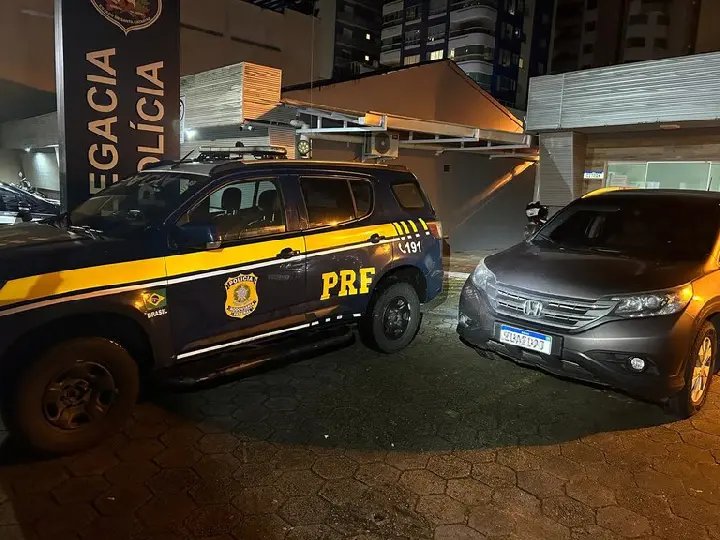 Homem transportando crianças é preso com camioneta furtada