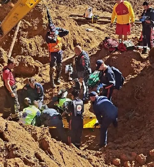 Homem fica ferido após ser soterrado durante obra