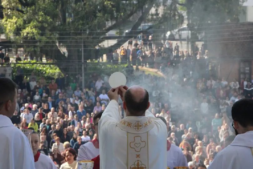 Milhares de fiéis participam da missa campal de Corpus Christi