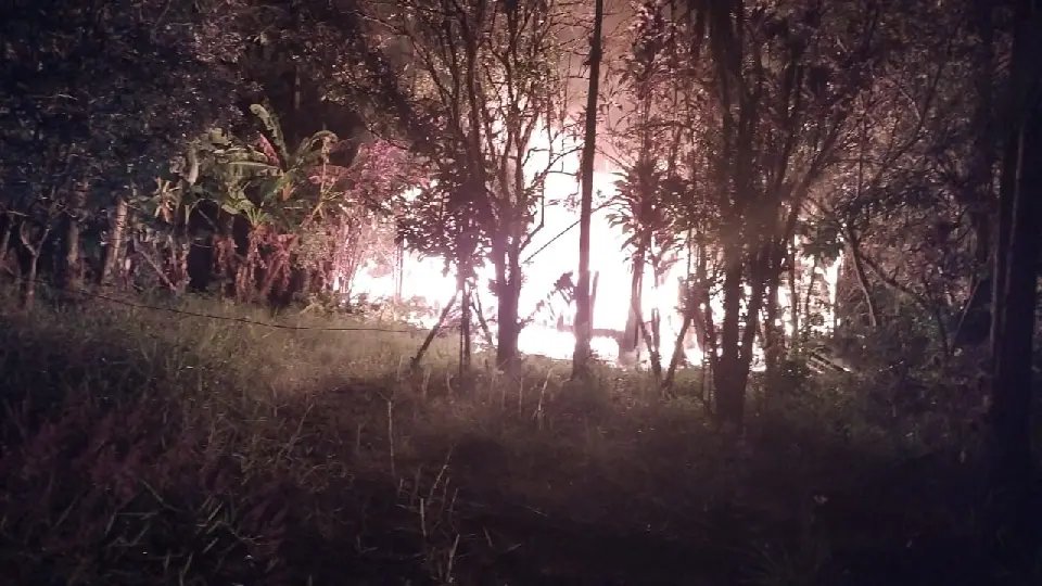 Casa fica destruída após incêndio na região do Moura 