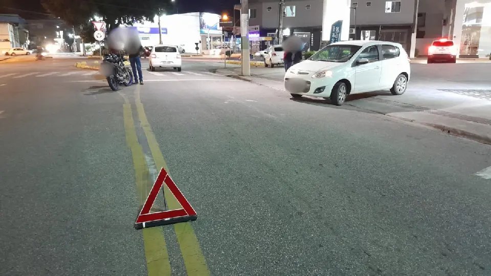 Acidente entre carro e moto deixa um ferido em Brusque 