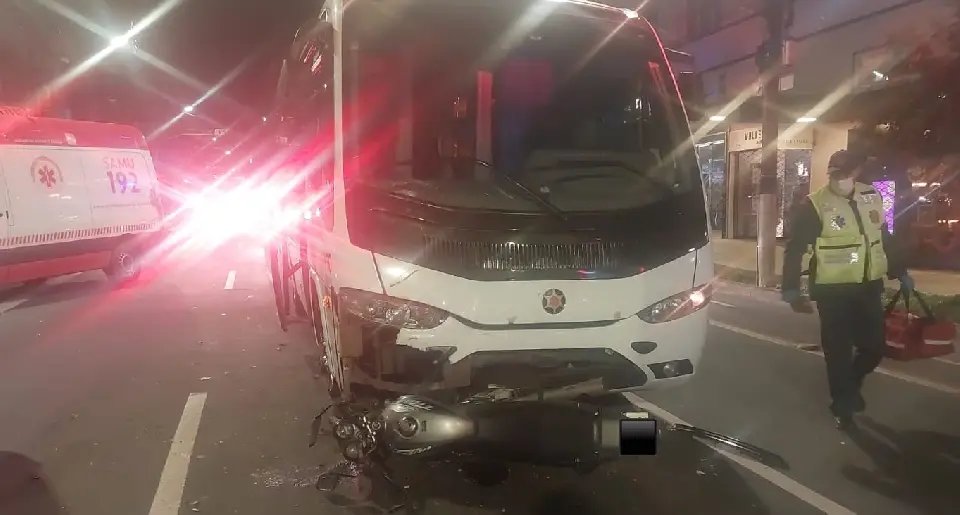 Motociclista fica inconsciente após colisão frontal com micro-ônibus 