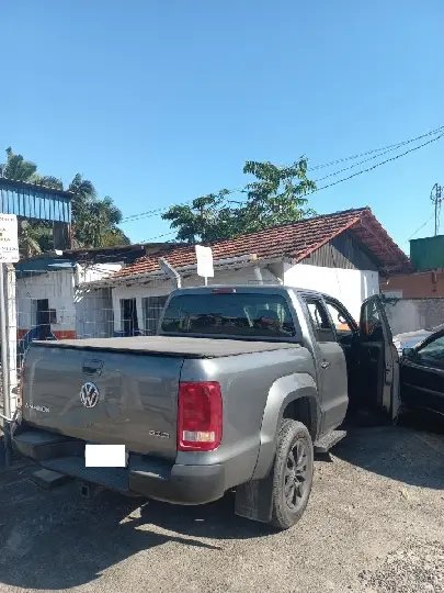 Criminosos armados trancam vítimas em banheiro durante roubo 