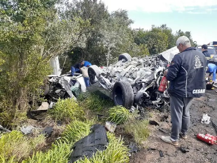 Empresária de banda JJSV morre após colisão entre carros de luxo