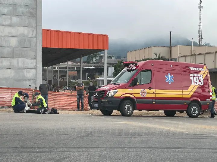 Motociclista teria quebrado a clavícula na colisão