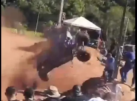 (VIDEO) Acidente com jipeiro quase provoca tragédia