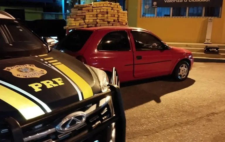 Dupla é presa com 100 kg de maconha