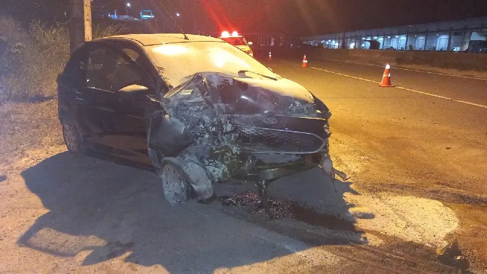 Homem morre após colisão de carro em poste na Antônio Heil 