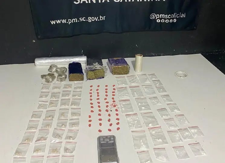 Suspeito abandona mochila com drogas ao avistar polícia
