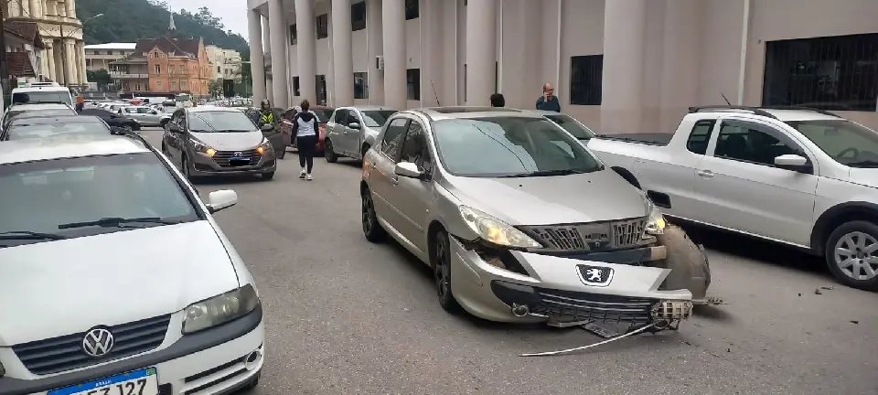 Motorista se perde e acerta três carros no Azambuja