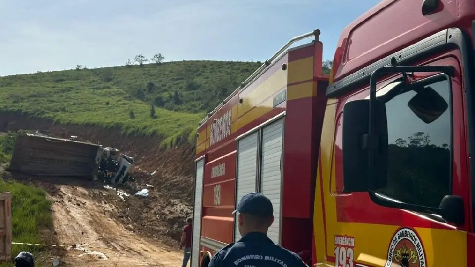 Motorista morre após caminhão tombar em Canelinha 
