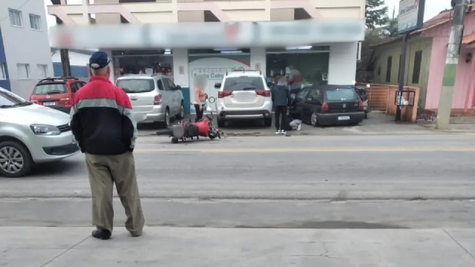 Motociclista fica ferida após acidente em Brusque