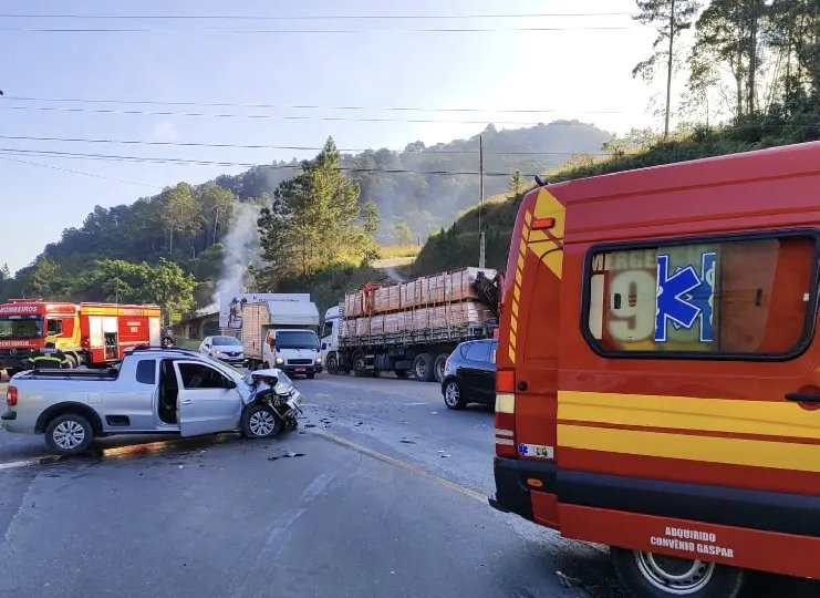 Grave acidente na Ivo Silveira deixa motorista ferido