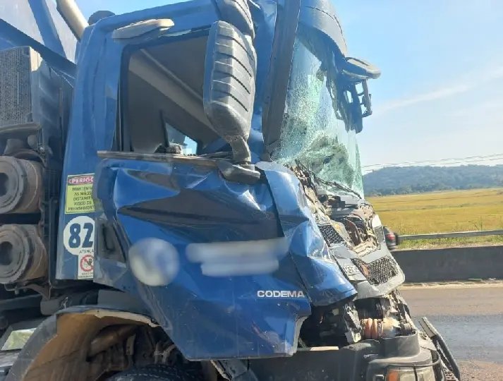 Caminhões colidem em acidente na rodovia Antônio Heil 
