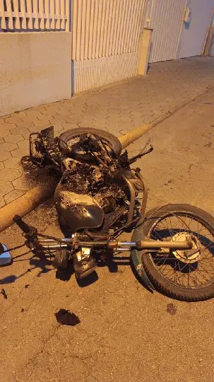 Moto é vista com sinais de ter sido queimada no Águas Claras
